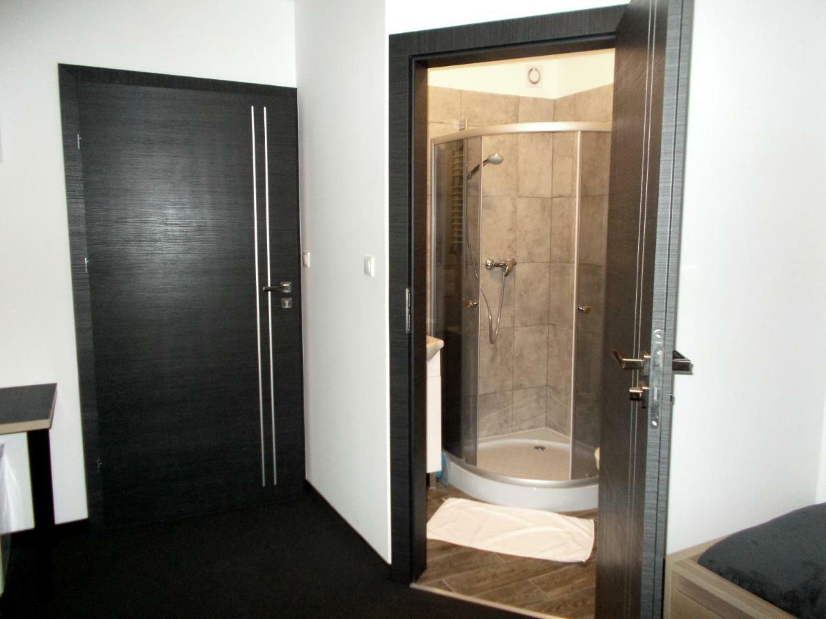 Obiekt Noclegowy Ocelot Pruszkow Ngoại thất bức ảnh